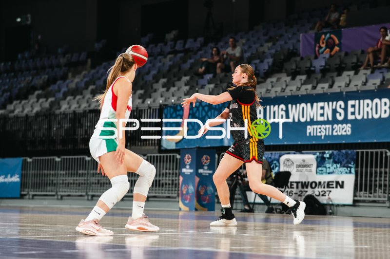 Karolina Bajai (#12; Deutschland u16w) passt im U16-EM-Spiel gegen Ungarn