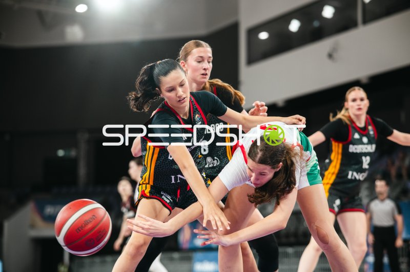 Nele Prowaznik (#18; Team Deutschland u16w 2026) im intensiven Zweikampf
