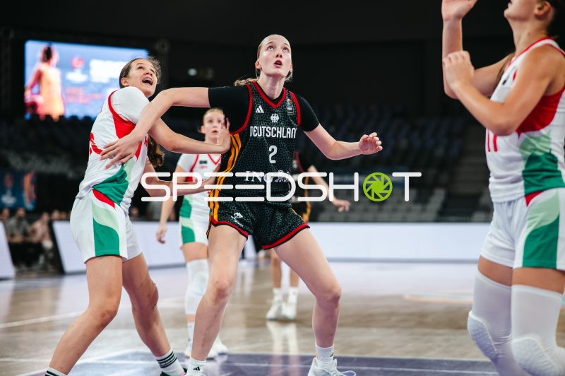 Catharina Schlechter (#2; Deutschland u16w) im Rebound-Duell gegen Hungary