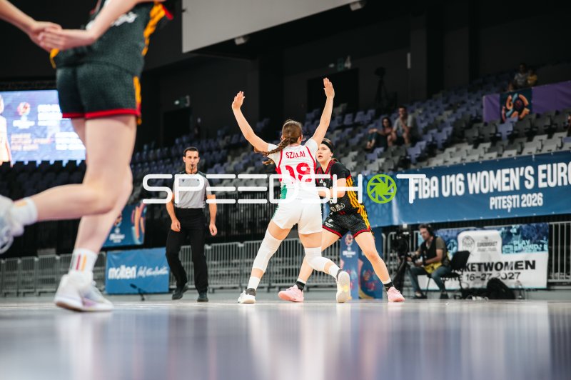 Blanka Szalai (#18; Hungary) im Zweikampf gegen Emilia Atsur (#6; Deutschland u16w)