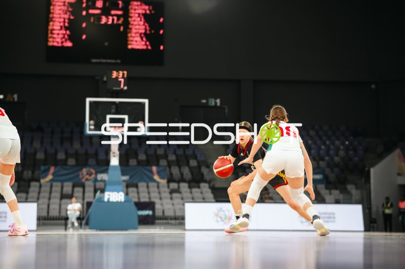 Deutschland u16w im Dribbling-Zweikampf gegen Hungary in der Pitesti Arena