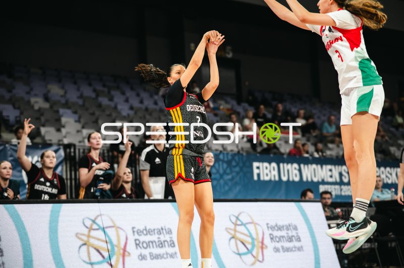 Lana Förster (#7; Deutschland u16w) beim Wurfversuch gegen Hungary