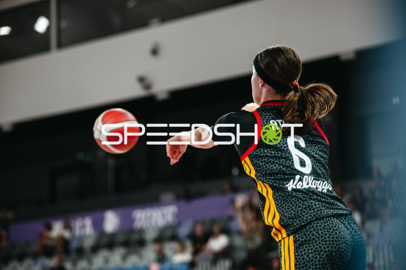 Emilia Atsur (#6; Deutschland u16w) beim Zuspiel in der Pitesti Arena