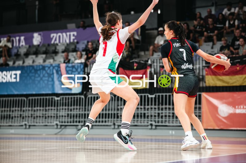 Lana Förster (#7; Deutschland u16w) im Zweikampf gegen Hungary