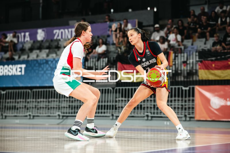 Deutschland u16w im Zweikampf gegen Hungary bei der FIBA-Jugend-EM