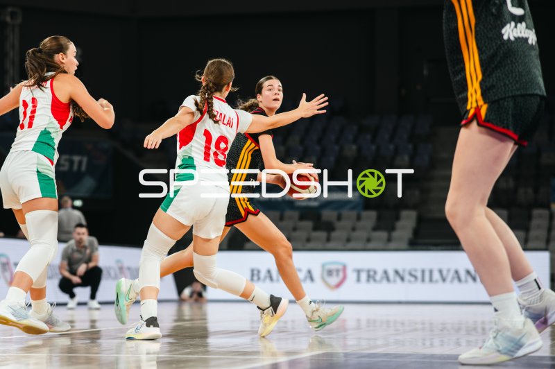 Blanka Szalai (#18; Hungary) stellt deutsche Ballführerin im Zweikampf