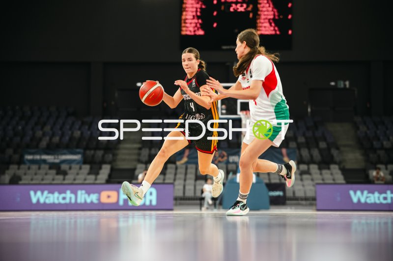Clara Rink (#4; Deutschland u16w) dribbelt an Ungarn-Verteidigerin vorbei