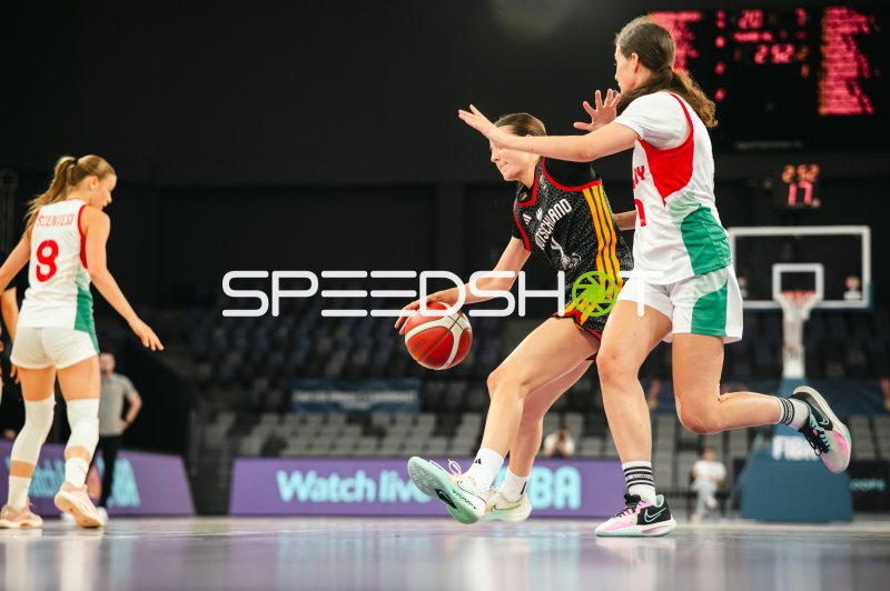 Deutschland u16w im Zweikampf gegen Hungary bei der FIBA