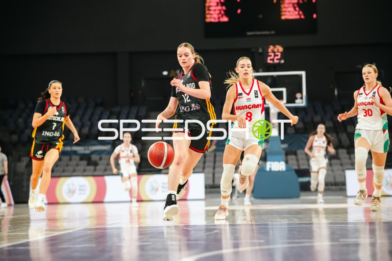 Karolina Bajai (#12; Deutschland u16w) im Zweikampf gegen Linda Szentesi (#8; Hungary)
