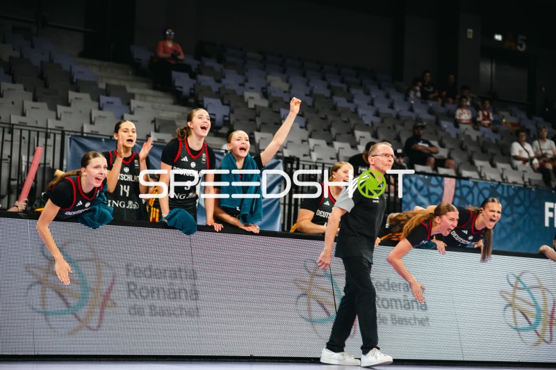 Team Deutschland u16w jubelt ausgelassen von der Seitenlinie