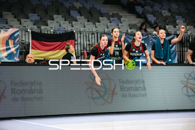 Mia Melissa Koloszar (#14; Deutschland u16w) und Teamkolleginnen fiebern von der Bank mit