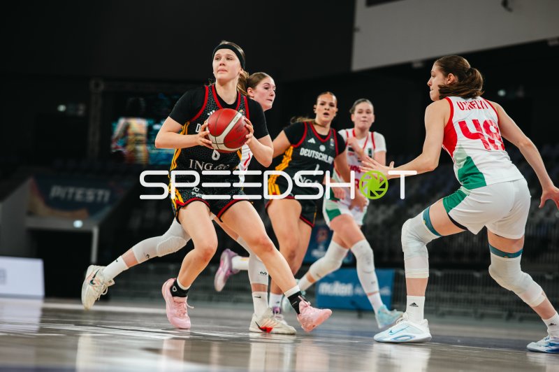 Emilia Atsur (#6; Deutschland u16w) mit Ball im Angriff gegen Hungary