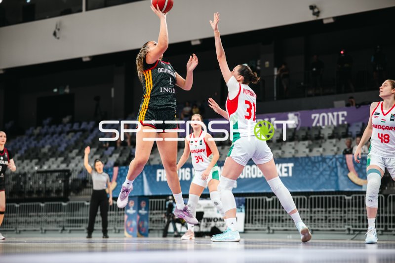 Luana Coaja (#1; Deutschland u16w) zieht zum Korbleger gegen Reka Horvath (#31; Hungary)
