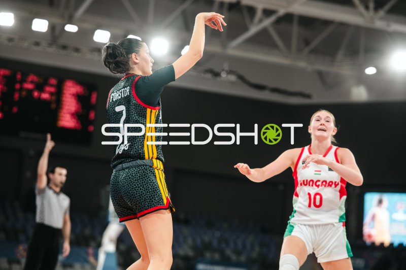 Lana Förster (#7; Deutschland u16w) beim Wurfversuch gegen Lili Mogyorodi (#10; Hungary)