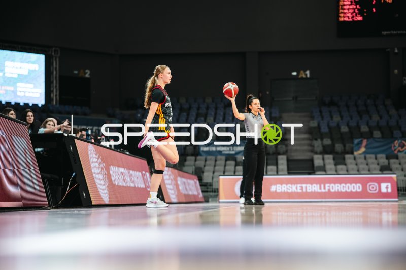 Deutschland u16w-Spielerin (#3; Team Deutschland u16w) beim Einwurf in Pitesti
