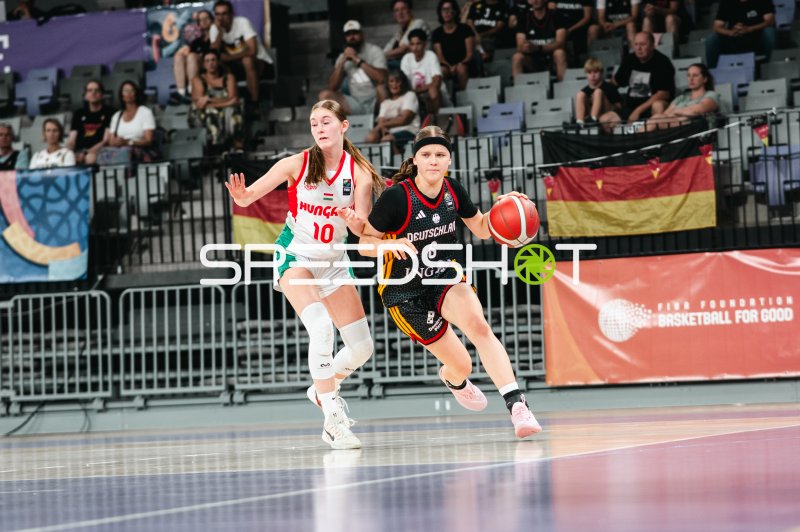 Emilia Atsur (#6; Deutschland u16w) dribbelt gegen Lili Mogyorodi (#10; Hungary)