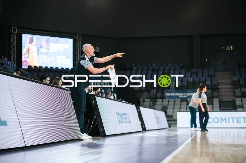 Trainer gibt Anweisungen von der Seitenlinie in der Pitesti Arena