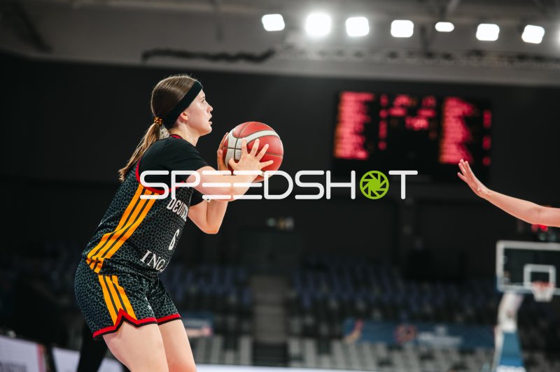 Emilia Atsur (#6; Deutschland u16w) beim Wurfversuch in Pitesti
