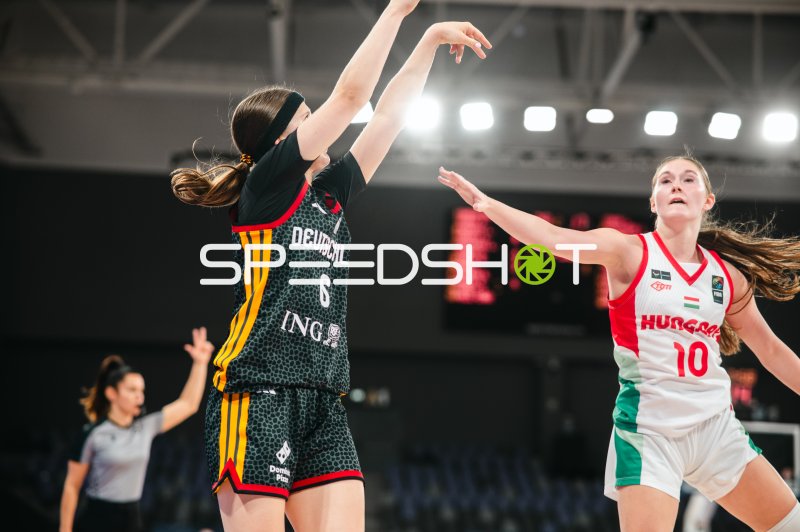 Emilia Atsur (#6; Deutschland u16w) beim Wurf gegen Lili Mogyorodi (#10; Hungary)