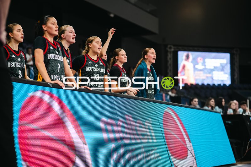 Nele Prowaznik (#18; Team Deutschland u16w 2026) und Teamkolleginnen an der Seitenlinie