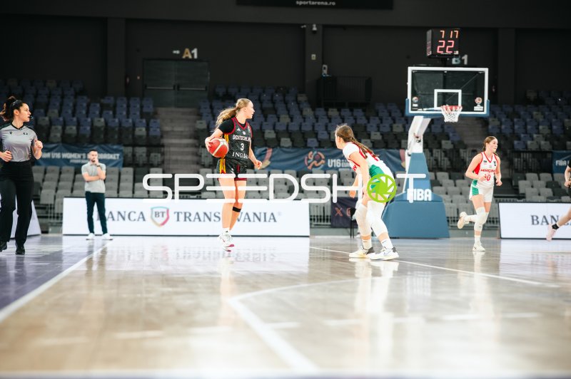 Matilda Blanarik (#3; Deutschland u16w) im Angriff gegen Hungary