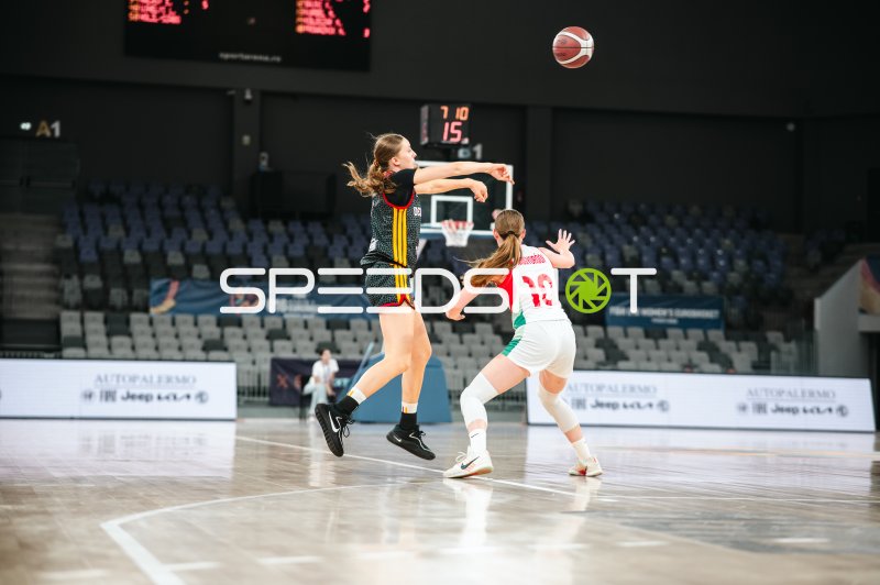 Lili Mogyorodi (#10; Hungary) unter Druck beim Passspiel gegen Deutschland u16w