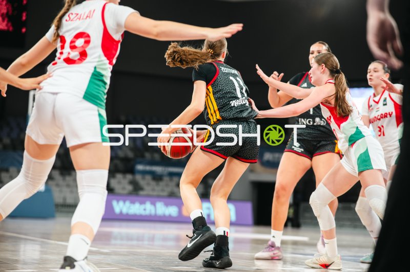 Jamie Zentgraf (#11; Deutschland u16w) im Zweikampf gegen Hungary