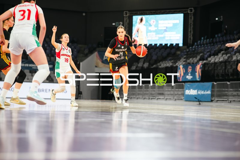 Mia Melissa Koloszar (#14; Deutschland u16w) beim Dribbling gegen Hungary