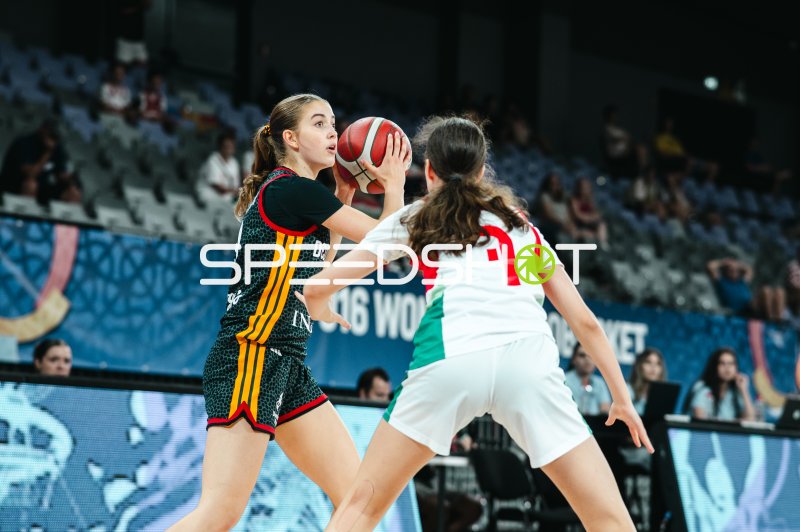 Deutschland u16w im Zweikampf gegen Hungary bei U16-WM