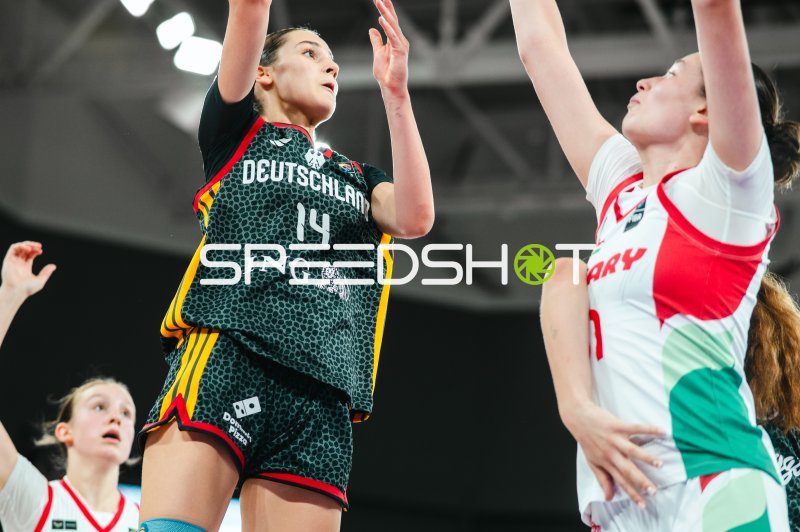 Mia Melissa Koloszar (#14; Deutschland u16w) beim Wurfversuch gegen Hungary