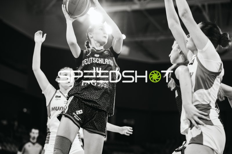 Mia Melissa Koloszar (#14; Deutschland u16w) beim Wurfversuch gegen Hungary