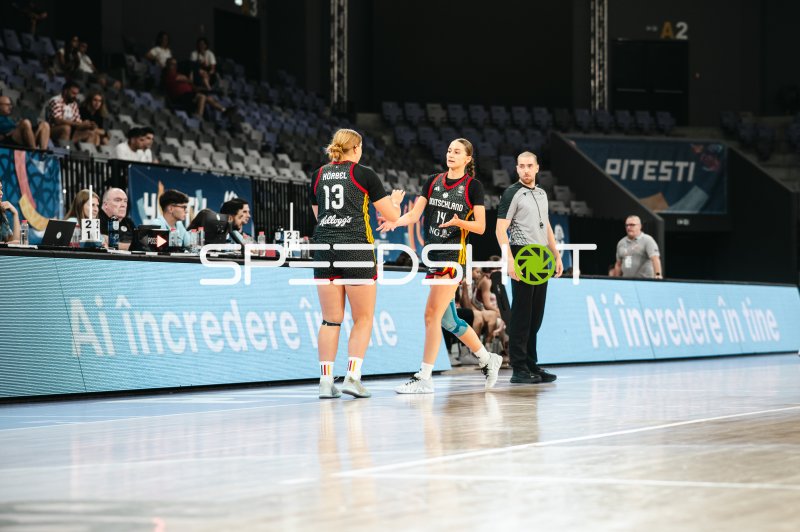Magdalena Körbel (#13) und Mia Melissa Koloszar (#14; Deutschland u16w) im Spielgespräch