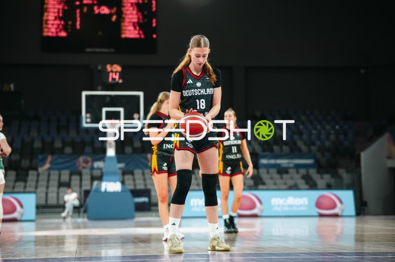 Nele Prowaznik (#18; Deutschland u16w) bereitet Freiwurf vor