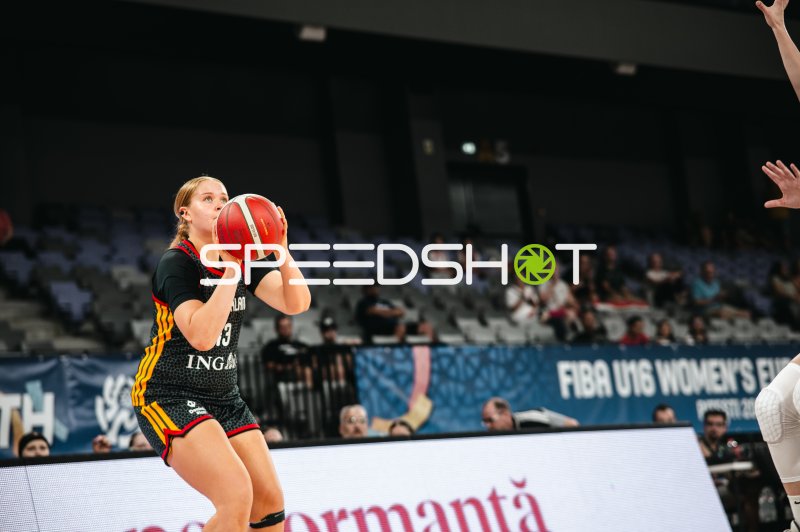 Deutschland u16w (#13) beim Wurfversuch bei der FIBA U16 Women's EM