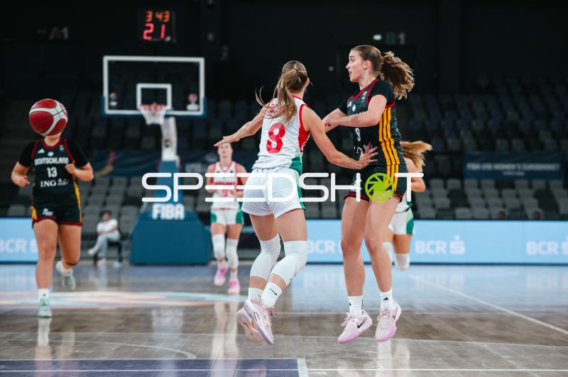 Ella Schrader (#9; Deutschland u16w) im Zweikampf gegen Lia Szekely (#9; Hungary)