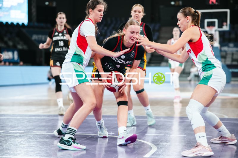Deutschland u16w im Ballduell gegen Hungary bei FIBA-Turnier