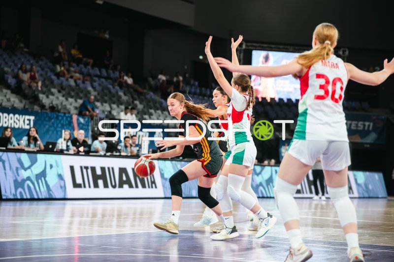 Deutschland u16w im Dribbling gegen Julia Mara (#30; Hungary)