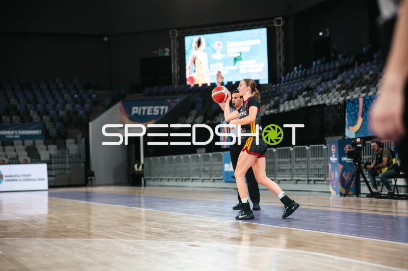 Deutschland u16w-Spielerin beim Wurfansatz in der Pitesti Arena
