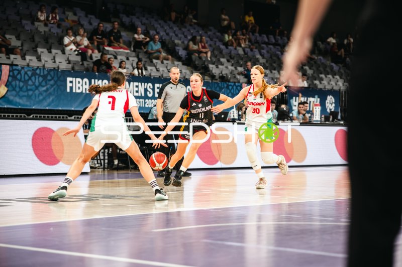 Jamie Zentgraf (#11; Deutschland u16w) dribbelt gegen Hungary bei FIBA U16