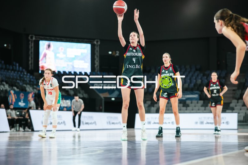 Clara Rink (#4; Deutschland u16w) beim Freiwurf in Pitesti