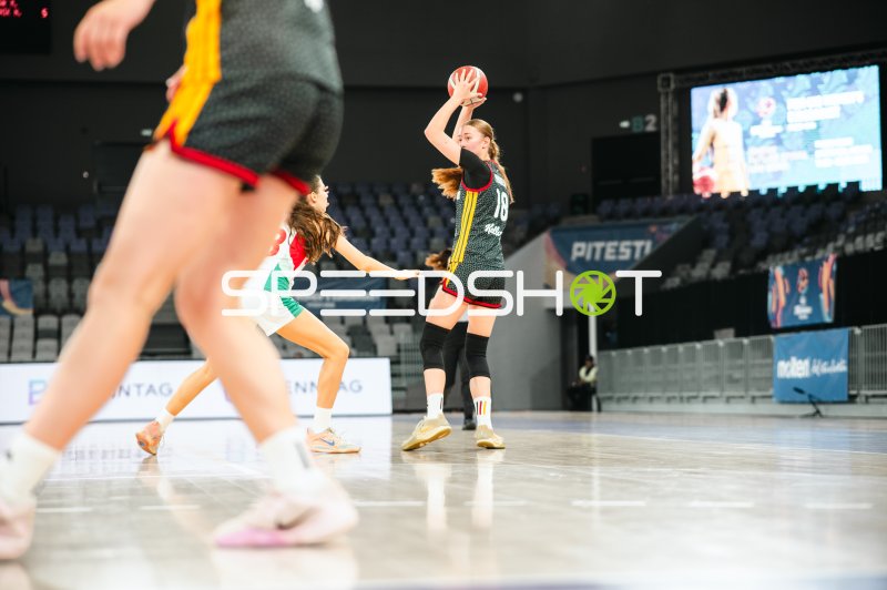 Nele Prowaznik (#18; Deutschland u16w) beim Wurfansatz gegen Hungary