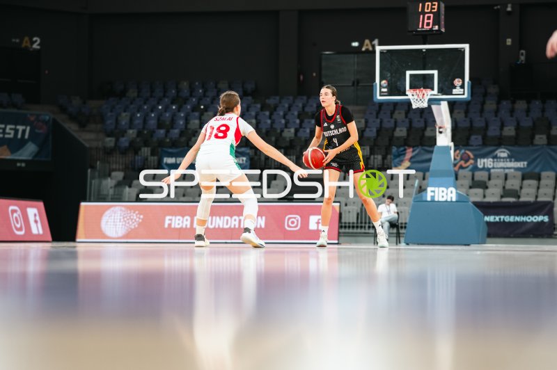 Clara Rink (#4; Deutschland u16w) im Zweikampf gegen Blanka Szalai (#18; Hungary)