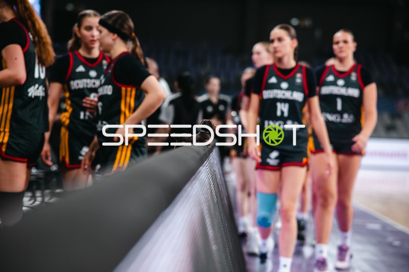 Mia Melissa Koloszar (#14) und Luana Coaja (#1; Deutschland u16w) beim Einlaufen in Pitesti
