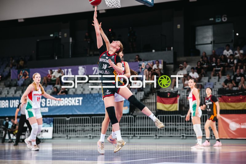 Nele Prowaznik (#18; Deutschland u16w) beim Korbleger gegen Hungary