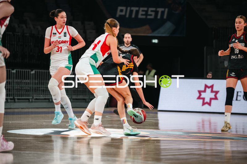 Reka Horvath (#31; Hungary) im Zweikampf gegen Deutschland u16w