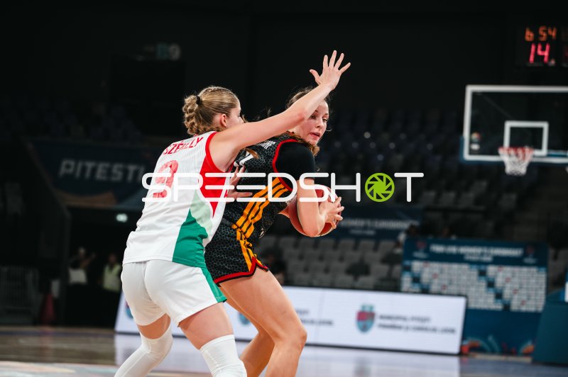 Lia Szekely (#9; Hungary) im Zweikampf gegen Deutschland u16w