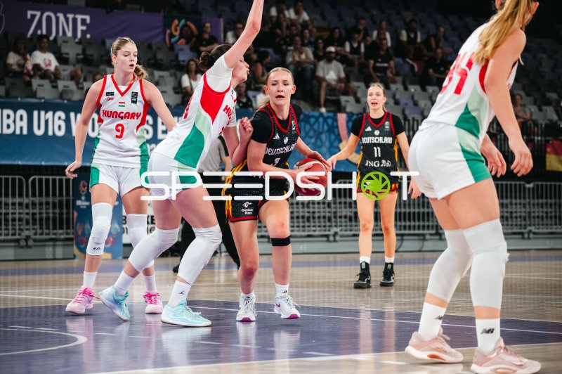 Deutschland u16w im Zweikampf gegen Hungary bei der FIBA U16 Women's European Championship