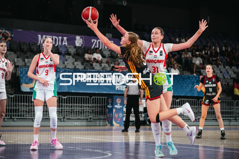Reka Horvath (#31; Hungary) blockt Korblegeangriff von Deutschland u16w