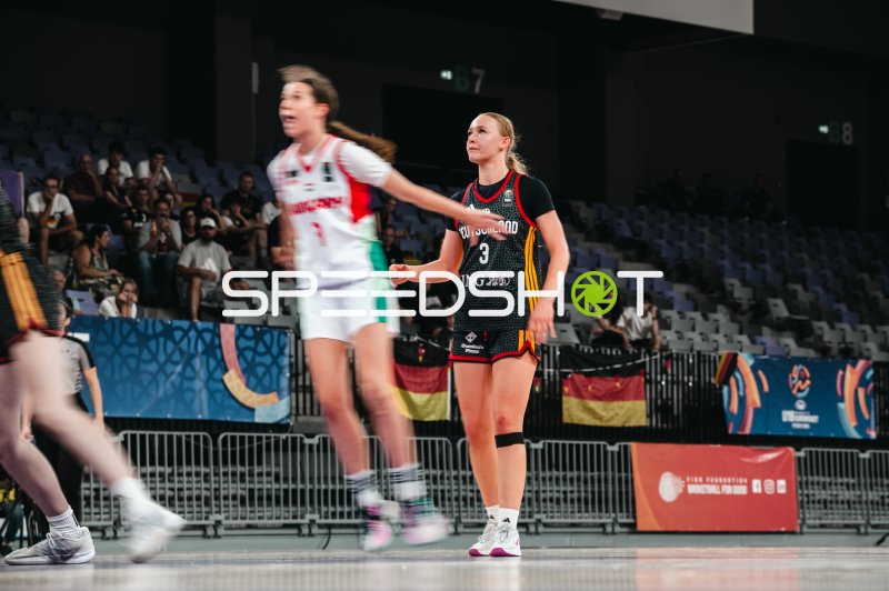 Matilda Blanarik (#3; Deutschland u16w) im Zweikampf gegen Hungary