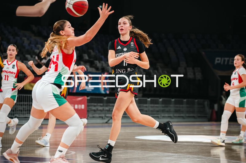 Jamie Zentgraf (#11; Deutschland u16w) beim Pass gegen Hungary